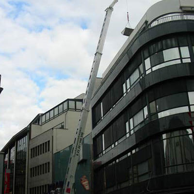 Lastentransport am Hochhaus