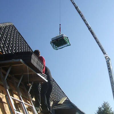 Krane erleichtern die Dachdeckerarbeiten