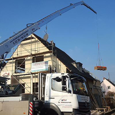 Autokran im Einsatz beim Hausbau