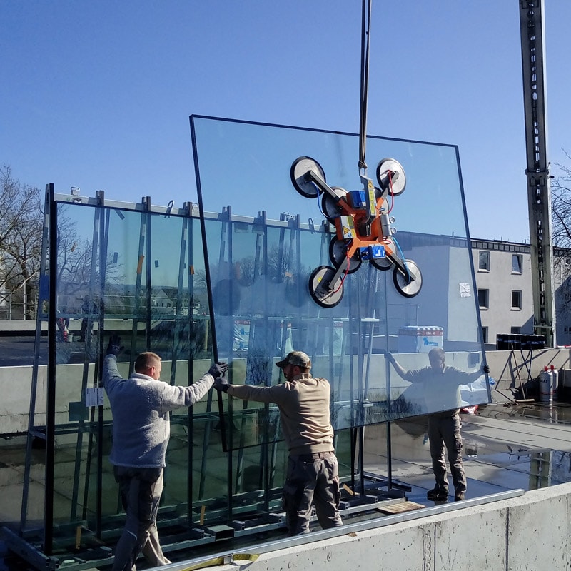 Die Glas-Vakuumhebeanlage hilft bei der Montierung