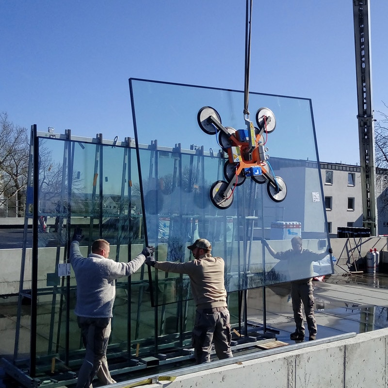 Die Glas-Vakuumhebeanlage hilft bei der Montierung