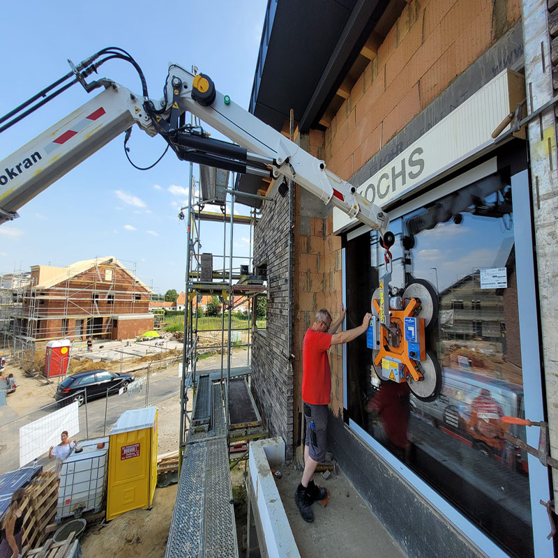  Einbau Fensterscheibe mithilfe des Glasworkers bei einem Schaufenster