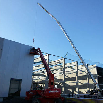 Unsere Krane beschleunigen die Arbeit bei Hallenbau-Arbeiten