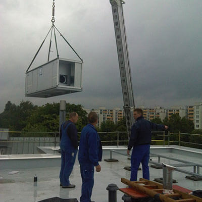 Unsere Krane sind unerlässlich bei der Montage von Lüftungsanlagen