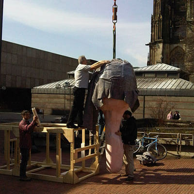 Eine Skulptur wird für Transport vorbereitet