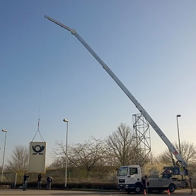 Anheben des Postschilds für den Werbeturm