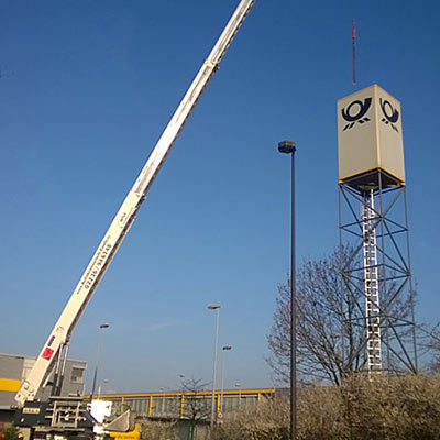 Absenken des Postschilds auf den Werbeturm