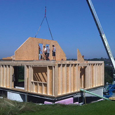 Dachstuhlkonstruktion wird befestigt