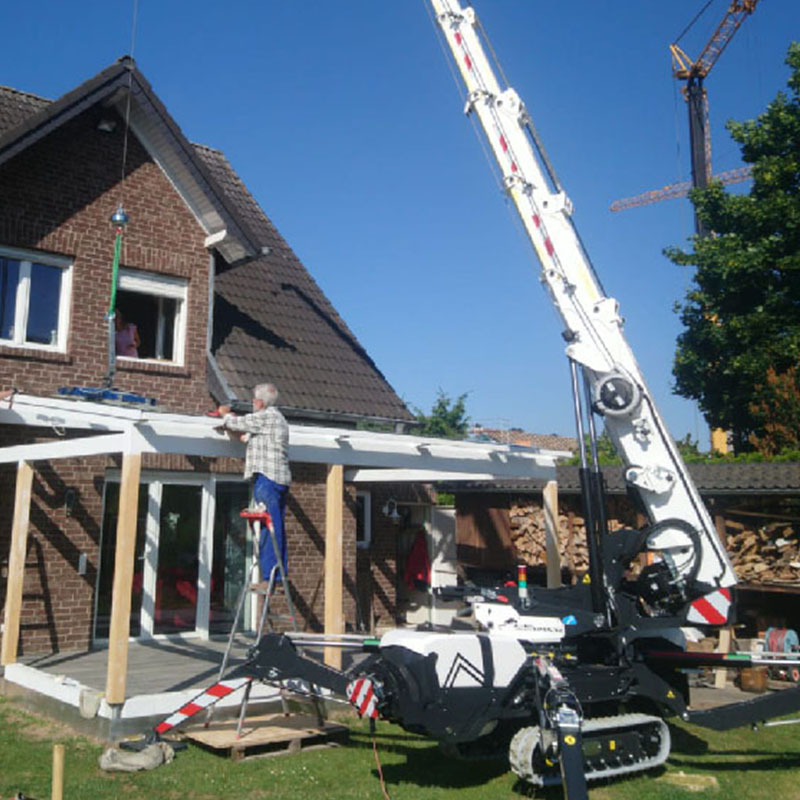 Minikran beim Terrassenbau