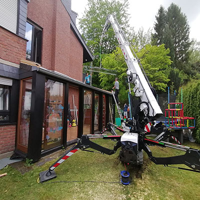 Der Minikran auf einer Baustelle im Garten