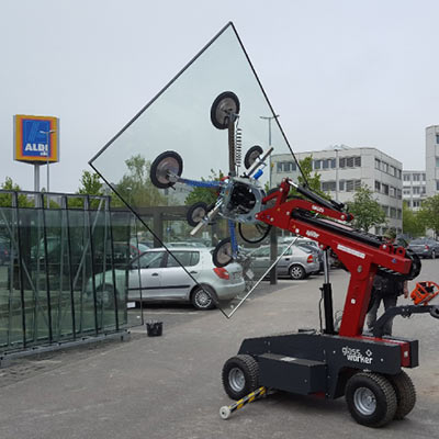 Der Glassworker transportiert die Scheibe sicher zum Ziel