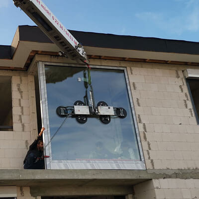 Montage eines Fensters mit dem Vakuumheber