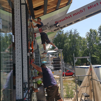 Montage eines Fensters mit dem Vakuumheber