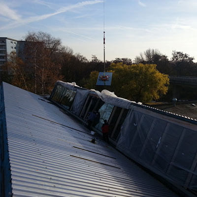 Die Montage einer Fensterwand